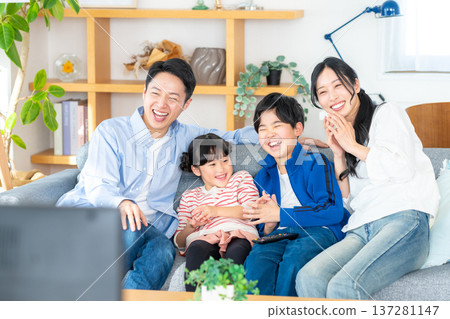 看電視的家庭 看電視的家庭 137281147