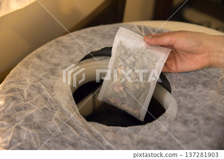 Woman's hands preparing for mugwort steaming Woman's hands holding a mugwort pack Woman's hands preparing for mugwort steaming Woman's hands holding a mugwort pack 137281903