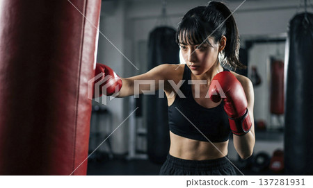 日本女子在拳擊館打沙袋 137281931