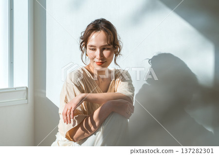 夕陽西下,窗邊站著一位女士(模特兒、時尚、光線、陰影) 夕陽西下,窗邊站著一位女士(模特兒、時尚、光線、陰影) 137282301