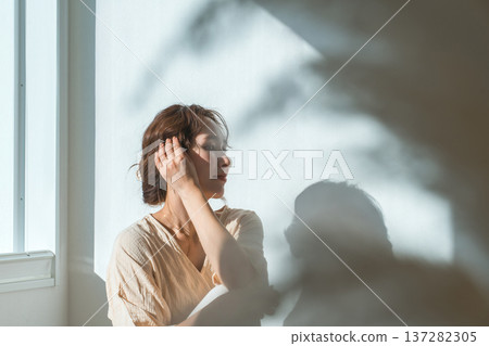 夕陽西下,窗邊站著一位女士(模特兒、時尚、光線、陰影) 夕陽西下,窗邊站著一位女士(模特兒、時尚、光線、陰影) 137282305