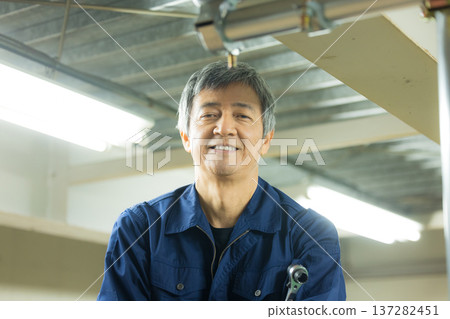 在工廠工作的人 在工廠工作的人 137282451