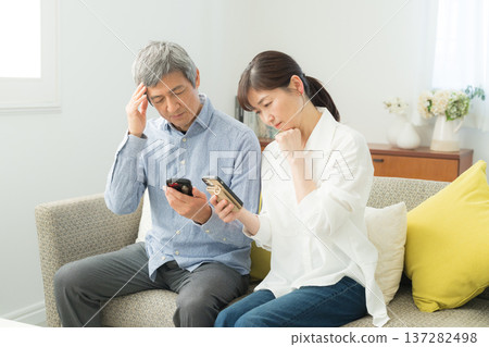使用智能手機的資深夫婦 137282498