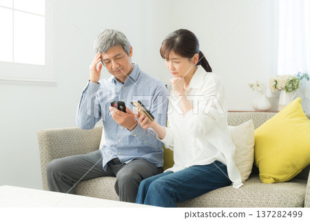 使用智能手機的資深夫婦 137282499
