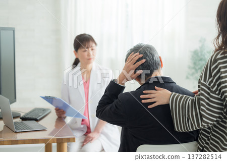 醫生檢查一名老人 醫生檢查一名老人 137282514