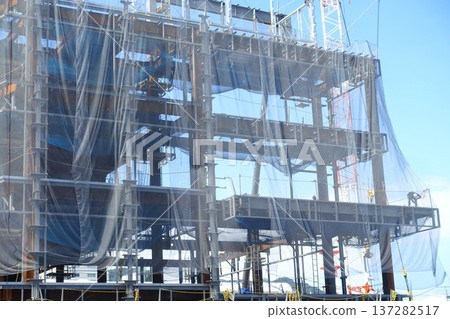 使用塔式起重機的大廈建造場所 使用塔式起重機的大廈建造場所 137282517