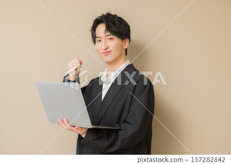 有膝上型計算機的一個人 137282842