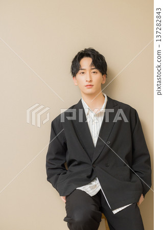 有膝上型計算機的一個人 137282843