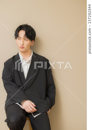 A man with a laptop 137282844