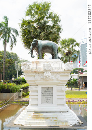 印尼國家博物館前的象形紀念碑 / 由泰國國王捐贈的歷史古蹟 137282845