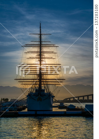 黎明時分,從海和丸公園眺望,新港大橋和海和丸在晨曦的映照下,遠處是立山山脈。 黎明時分,從海和丸公園眺望,新港大橋和海和丸在晨曦的映照下,遠處是立山山脈。 137283100