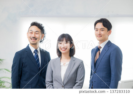 Business people having a meeting 137283310