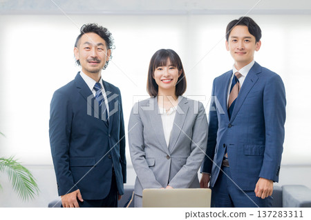 Business people having a meeting Business people having a meeting 137283311