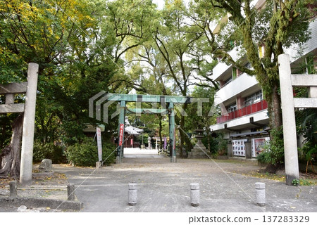 三重縣四日市東海道沿岸的諏訪神社第一、二鳥居 三重縣四日市東海道沿岸的諏訪神社第一、二鳥居 137283329