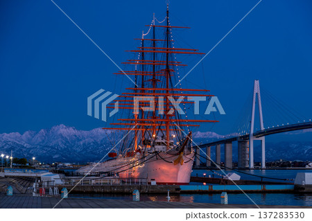 傍晚時分,從海和丸公園眺望立山山脈粉紅色的阿本羅特山峰,前景是新港大橋和海和丸。 傍晚時分,從海和丸公園眺望立山山脈粉紅色的阿本羅特山峰,前景是新港大橋和海和丸。 137283530