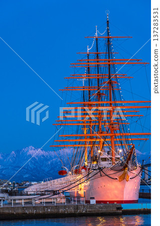 傍晚時分，從海和丸公園眺望立山山脈粉紅色的阿本羅特山峰，前景是新港大橋和海和丸。 137283531