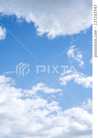Spring sky, blue sky, clear sky, spring, March [Atsugi City, Kanagawa Prefecture] 137283547