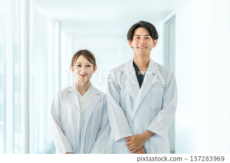 身穿白大褂的科學家,男女研究人員(研發、科技、科學) 身穿白大褂的科學家,男女研究人員(研發、科技、科學) 137283969