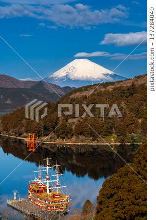 清晨乘船遊覽蘆之湖和白雪皚皚的富士山。 清晨乘船遊覽蘆之湖和白雪皚皚的富士山。 137284040
