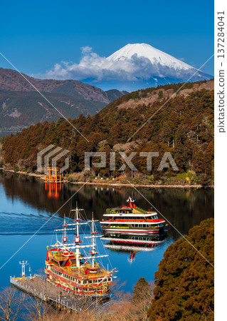 清晨乘船遊覽蘆之湖和白雪皚皚的富士山。 137284041