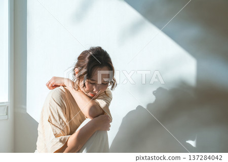 夕陽西下,窗邊站著一位女士(模特兒、時尚、光線、陰影) 夕陽西下,窗邊站著一位女士(模特兒、時尚、光線、陰影) 137284042