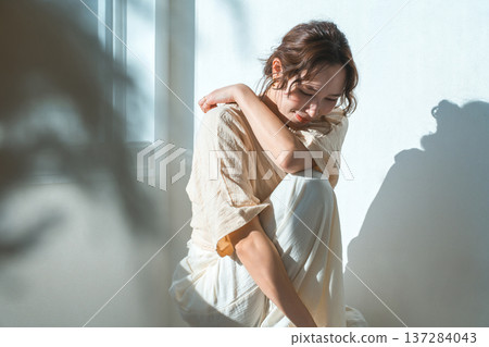 夕陽西下,窗邊站著一位女士(模特兒、時尚、光線、陰影) 夕陽西下,窗邊站著一位女士(模特兒、時尚、光線、陰影) 137284043