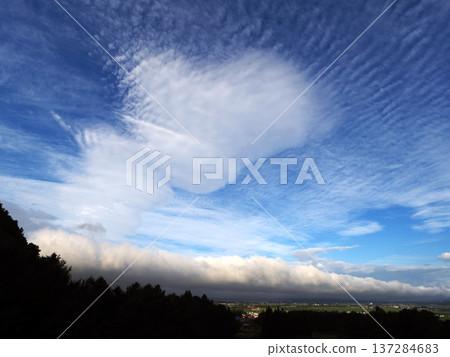 豬苗代湖上空出現了一朵絲帶狀和心形的白色雲朵。巨大的白色心形雲朵在藍天的襯托下顯得格外醒目美麗。 137284683