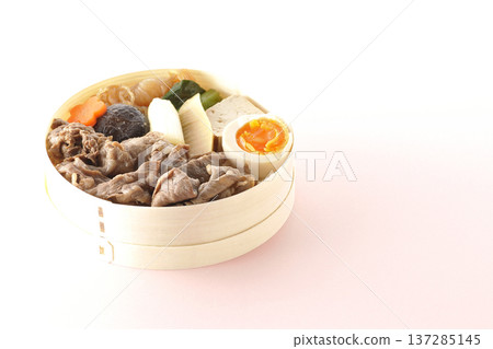 Sukiyaki bento with plenty of ingredients 137285145