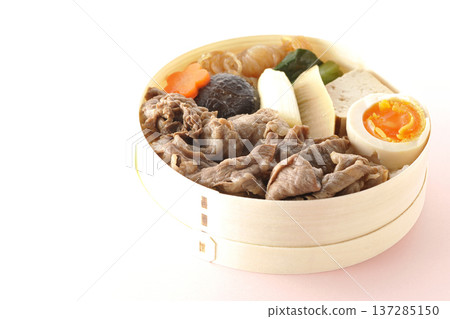 食材豐富的壽喜燒便當 食材豐富的壽喜燒便當 137285150