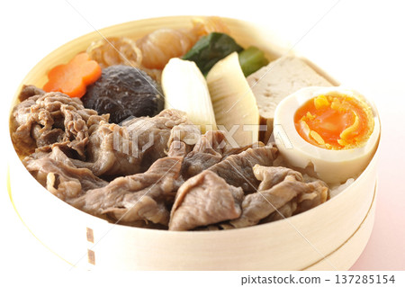 Sukiyaki bento with plenty of ingredients Sukiyaki bento with plenty of ingredients 137285154