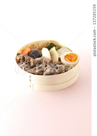 Sukiyaki bento with plenty of ingredients Sukiyaki bento with plenty of ingredients 137285159