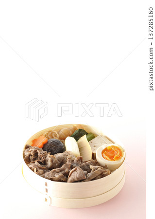 Sukiyaki bento with plenty of ingredients 137285160