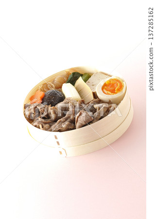 食材豐富的壽喜燒便當 食材豐富的壽喜燒便當 137285162