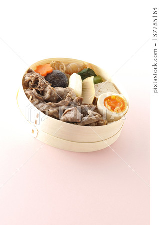 食材豐富的壽喜燒便當 食材豐富的壽喜燒便當 137285163