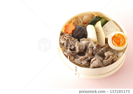 食材豐富的壽喜燒便當 食材豐富的壽喜燒便當 137285173