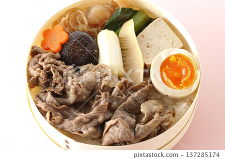 食材豐富的壽喜燒便當 食材豐富的壽喜燒便當 137285174