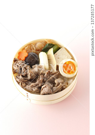 食材豐富的壽喜燒便當 食材豐富的壽喜燒便當 137285177