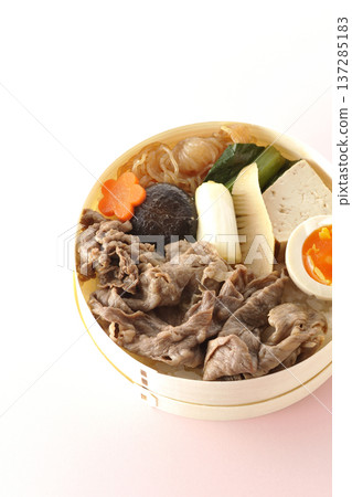 食材豐富的壽喜燒便當 食材豐富的壽喜燒便當 137285183