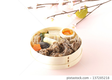Sukiyaki bento with plenty of ingredients 137285218