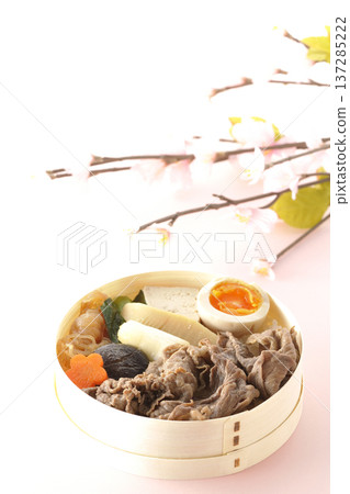 食材豐富的壽喜燒便當 食材豐富的壽喜燒便當 137285222
