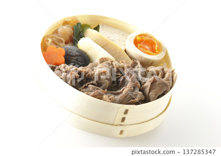 盛滿食材的壽喜燒便當盒,以白色背景拍攝。 盛滿食材的壽喜燒便當盒,以白色背景拍攝。 137285347