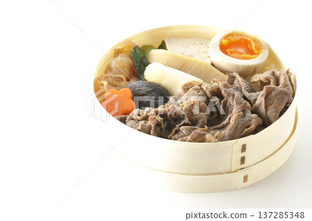 盛滿食材的壽喜燒便當盒，以白色背景拍攝。 137285348