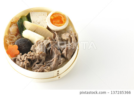 盛滿食材的壽喜燒便當盒,以白色背景拍攝。 盛滿食材的壽喜燒便當盒,以白色背景拍攝。 137285366
