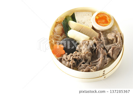 盛滿食材的壽喜燒便當盒,以白色背景拍攝。 盛滿食材的壽喜燒便當盒,以白色背景拍攝。 137285367