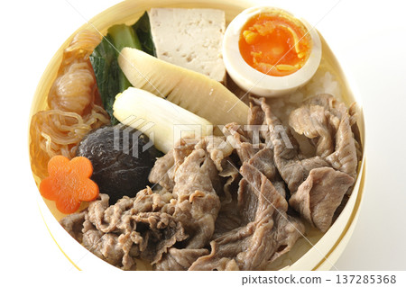 盛滿食材的壽喜燒便當盒,以白色背景拍攝。 盛滿食材的壽喜燒便當盒,以白色背景拍攝。 137285368