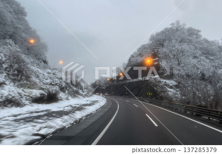 雪山公路彎道，冬日公路風景 137285379