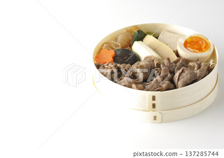 盛滿食材的壽喜燒便當盒,以白色背景拍攝。 盛滿食材的壽喜燒便當盒,以白色背景拍攝。 137285744