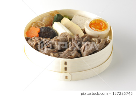 盛滿食材的壽喜燒便當盒,以白色背景拍攝。 盛滿食材的壽喜燒便當盒,以白色背景拍攝。 137285745