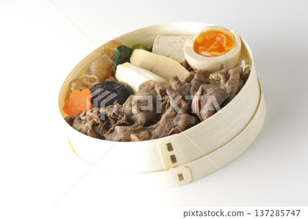 盛滿食材的壽喜燒便當盒,以白色背景拍攝。 盛滿食材的壽喜燒便當盒,以白色背景拍攝。 137285747
