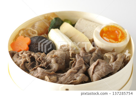 盛滿食材的壽喜燒便當盒,以白色背景拍攝。 盛滿食材的壽喜燒便當盒,以白色背景拍攝。 137285754